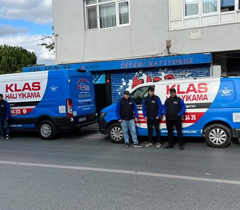 Klas Halı Yıkama ekibi ve servis araçları