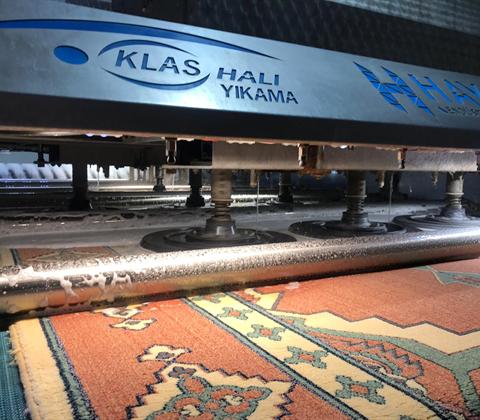 Klas logolu yıkama makinesinde yıkanan halı