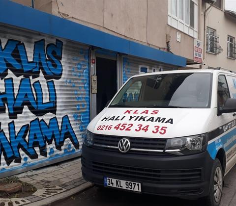 Tesis önünde servis aracı